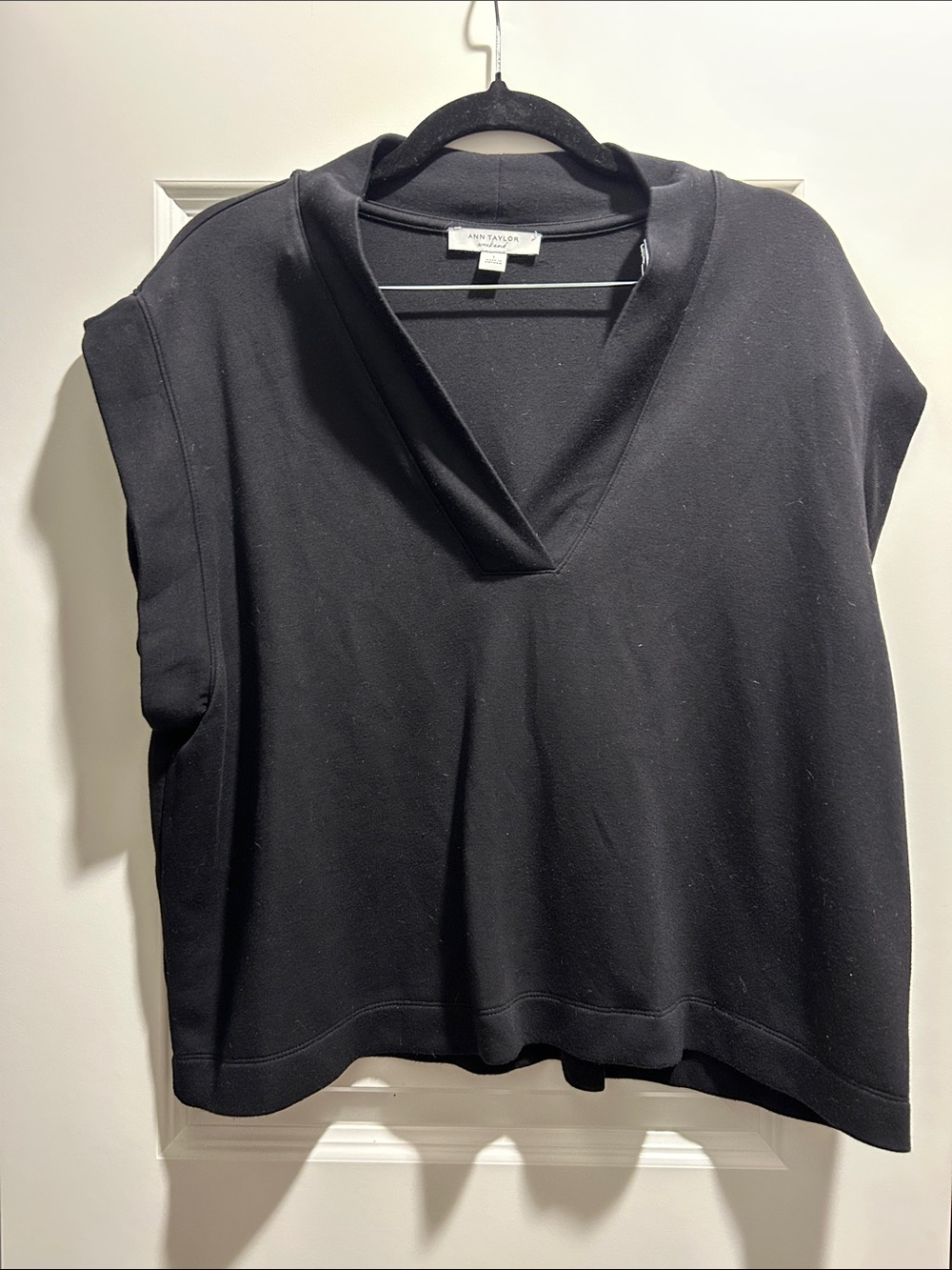 Ann Taylor Black V-Neck Sleeveless Sweatshirt Top